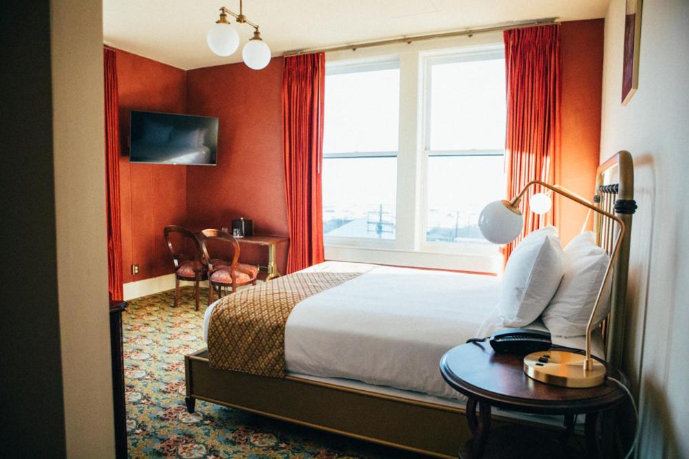 Queen Room interior